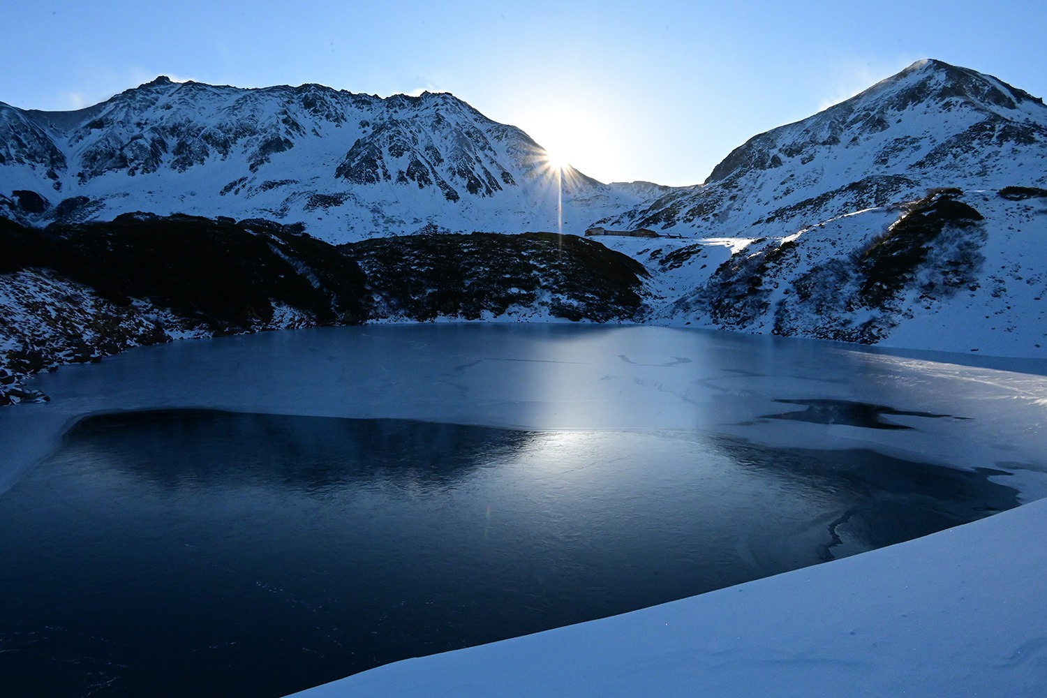 （2021/01/12〜）「初冬の朝日に映える立山とみくりが池」