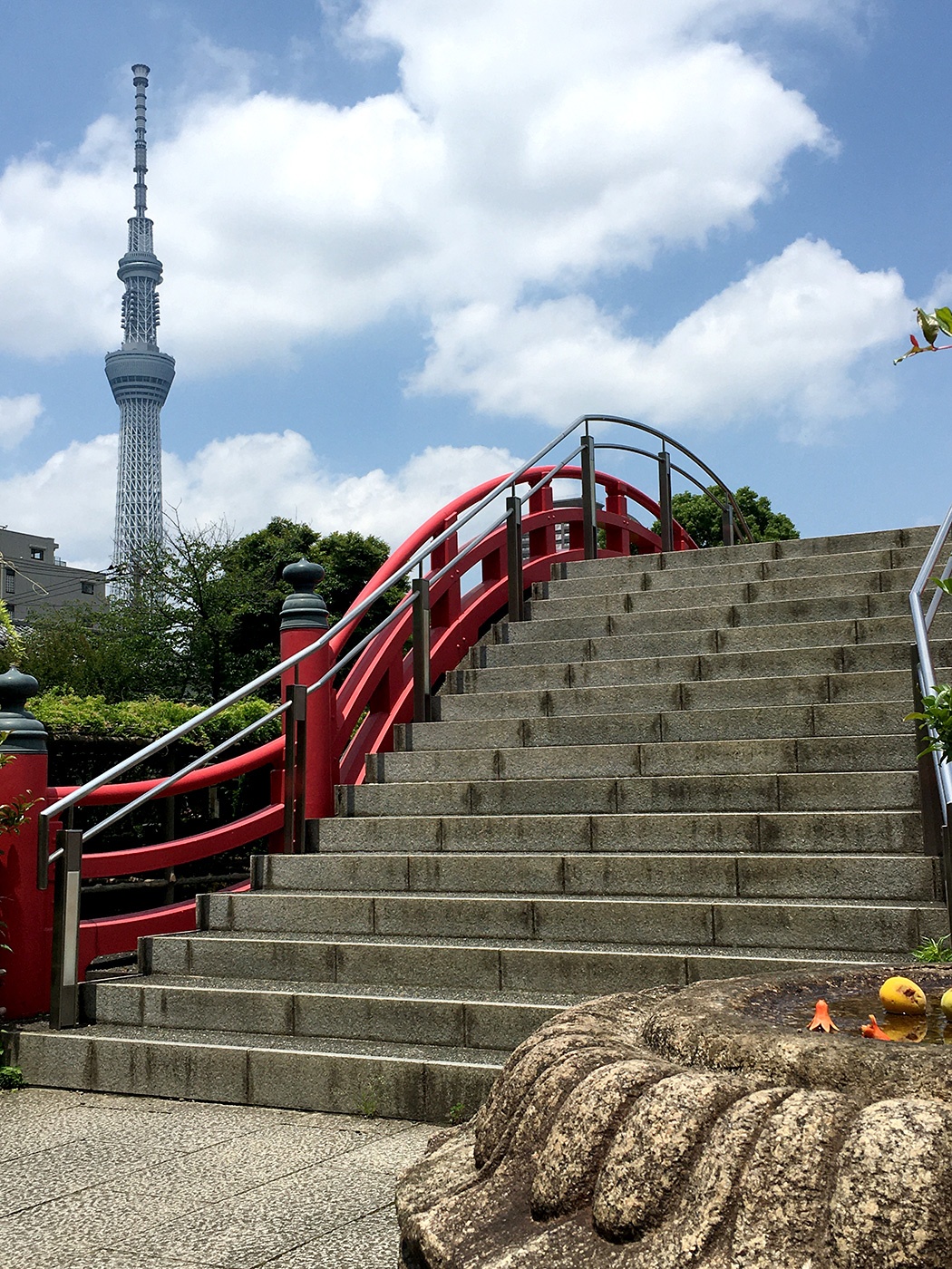 （2021年6月4日〜）「亀戸天神社の太鼓橋（男橋）と東京スカイツリー」