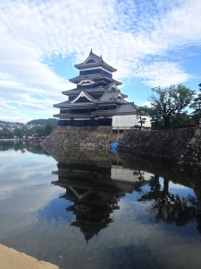 『秋空の松本城』