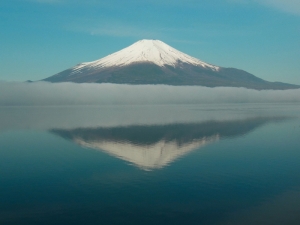 「湖面に映る逆さ富士」